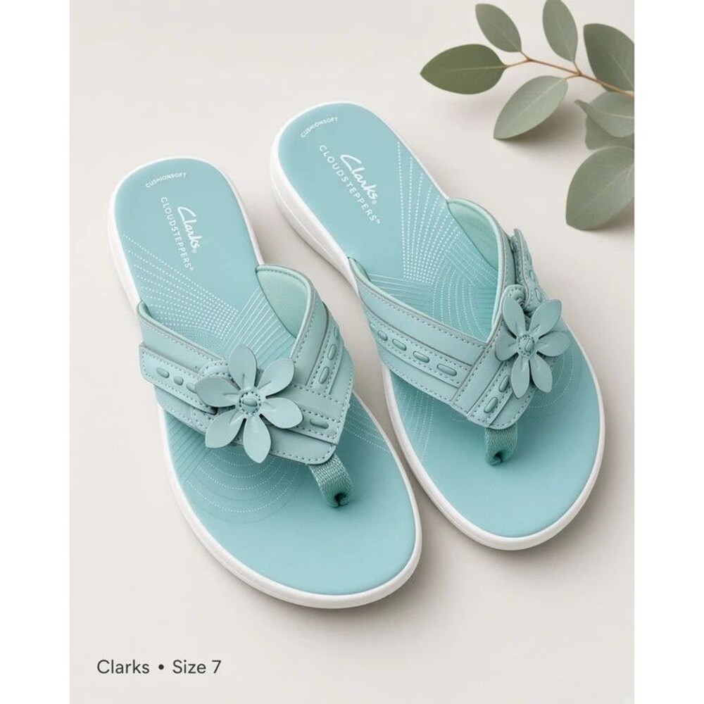Clarks Cloudsteppers Breeze Opal Thong Sandals in a pretty blue size 7